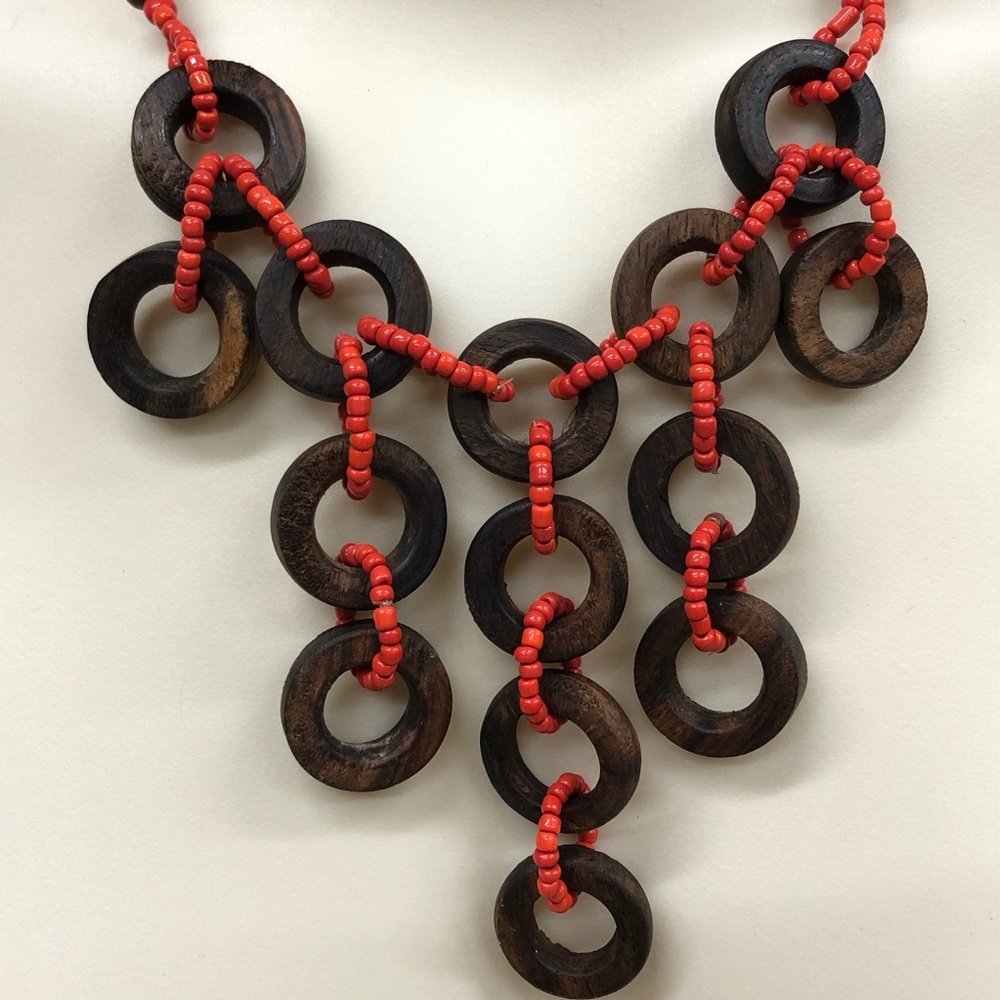 Red beaded necklace with wooden circles - Picture 2 of 5